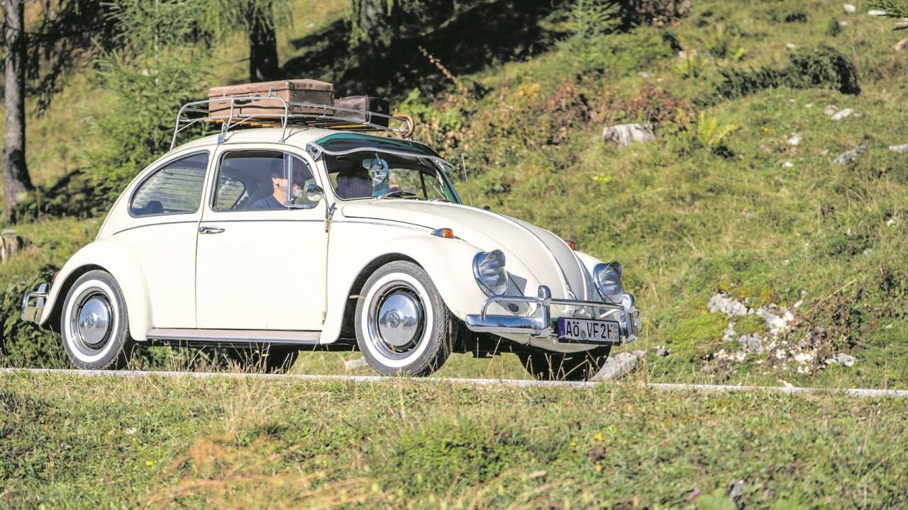 Alter VW-Käfer mit dem Motor im Heck.  