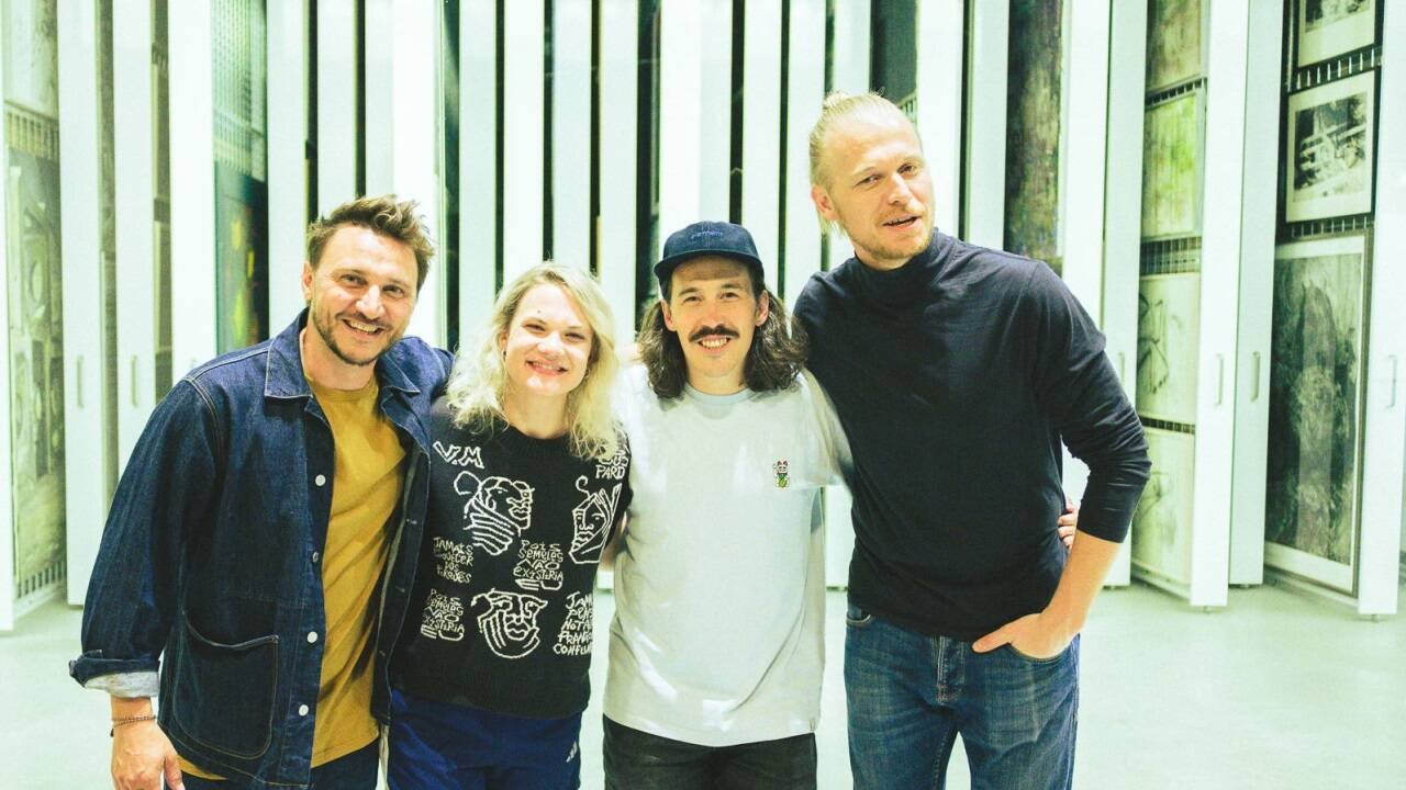 Avec und folkshilfe haben den Song „Home/Dahoam“ aufgenommen. 