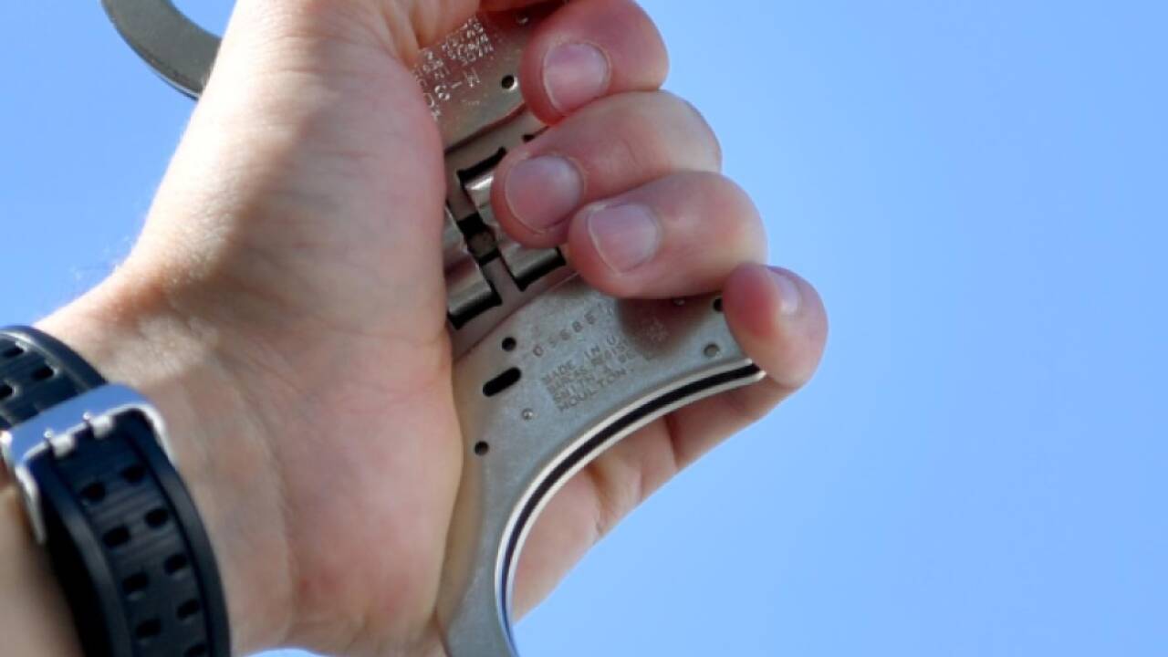 Handschellen gab es für den 34-Jährigen Handschellen gab es für den 34-Jährigen