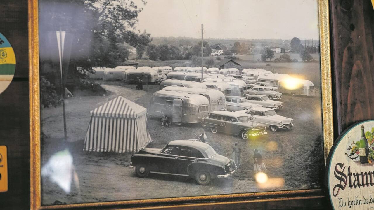 In den 1950er-Jahren war Campen etwas für wohlhabende Menschen. Die Meisten übernachteten in Wohnwägen, wie hier bei Camping Aigen im Bild. Die Rezeption war dagegen ein Zelt. 