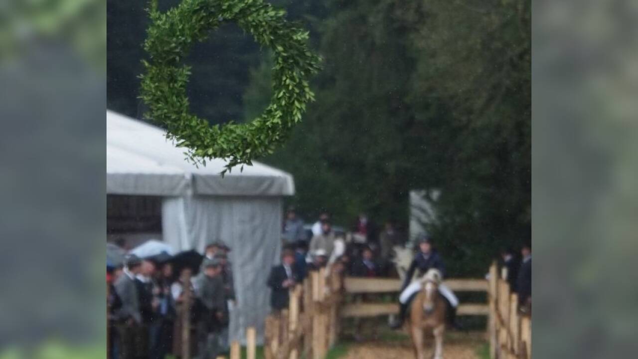 Die Teilnehmer/-innen müssen möglichst schnell eine rund 90 Meter lange Strecke zurücklegen und mit einem 50 Zentimeter langen Haselnussstock dann den ca. 30 cm großen Buchskranz treffen, der am Ende der Strecke aufgehängt ist.  