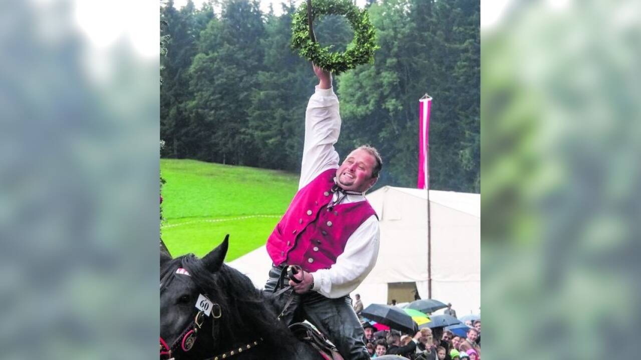 Die Teilnehmer/-innen müssen möglichst schnell eine rund 90 Meter lange Strecke zurücklegen und mit einem 50 Zentimeter langen Haselnussstock dann den ca. 30 cm großen Buchskranz treffen, der am Ende der Strecke aufgehängt ist.  