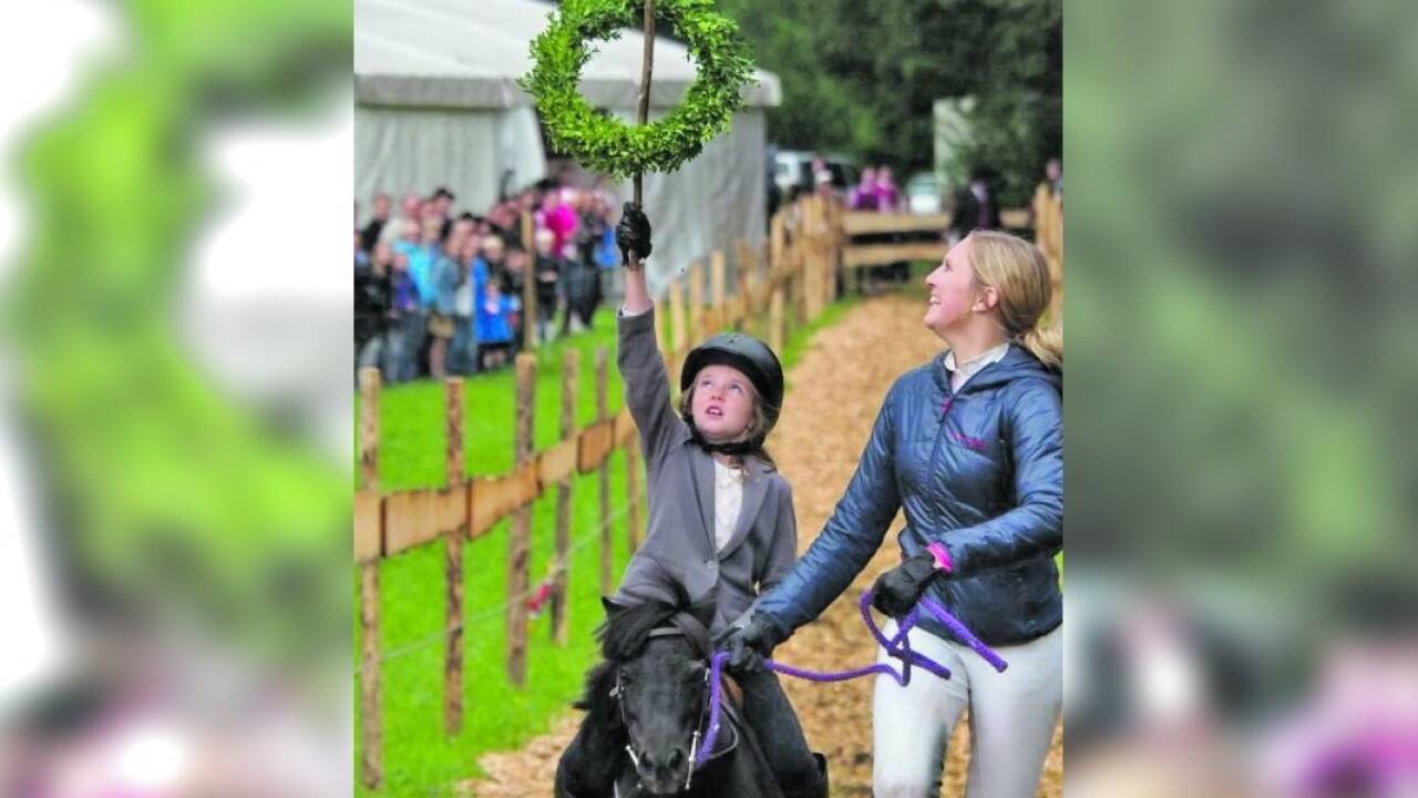 Auch Kinder können auf Ponys mitreiten beim Kranzlstechen, die Kleinsten mit Führung von Erwachsenen.  