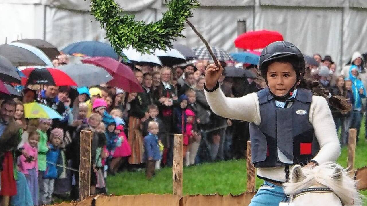 Auch Kinder können auf Ponys mitreiten beim Kranzlstechen.  