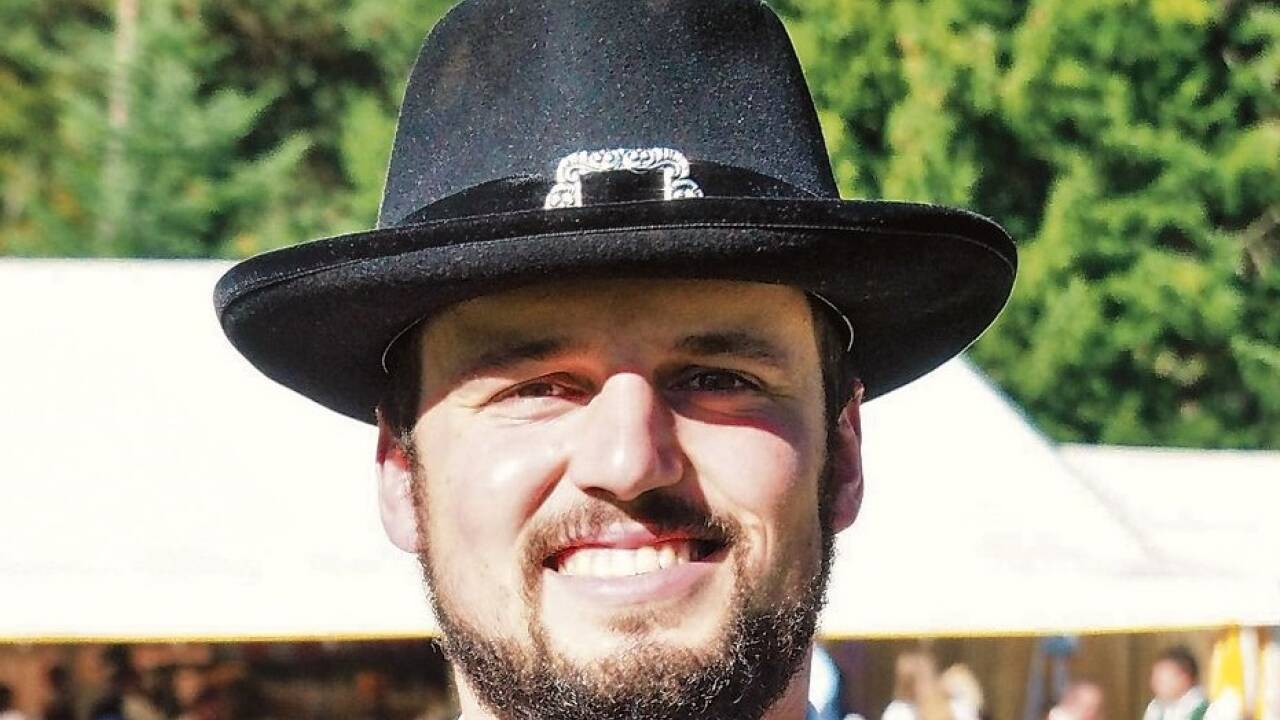  Man muss das Kranzl so erwischen, dass man es mit dem Stock bis zur blauen Linie ca. drei Meter weit mitnimmt. Nur runterschlagen zählt nicht.¦Florian Waldmann¦Obmann Reit- und Schnalzergruppe St. Koloman 