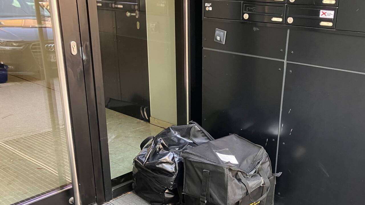 Sechs solcher Taschen mit Postsendungen lagen tagelang vor einem Wohnhaus in Salzburg-Lehen. 
