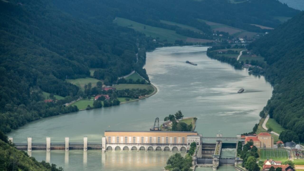 Das Donaukraftwerk Jochenstein an Grenze von Bayern zu Österreich 