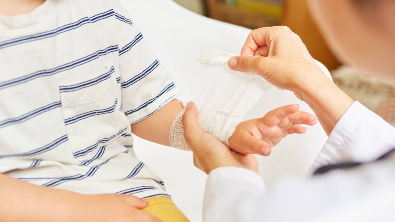 Die Haut von Kindern mit Epidermolysis Bullosa ist extrem empfindlich und bildet häufig schmerzhafte Blasen, die verbunden werden müssen.  