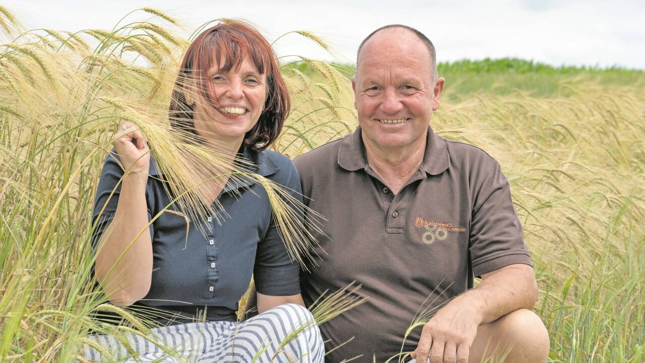 Neben ihrem Roggenbrot in verschiedensten Variationen ist die Biobäckerei Itzlinger auch für ihre Brote mit Laufener Landweizen bekannt. Ende des Monats sperrt der Traditionsbetrieb zu. Im Bild Sandra und Jakob Itzlinger inmitten des Laufener Landweizens. 
