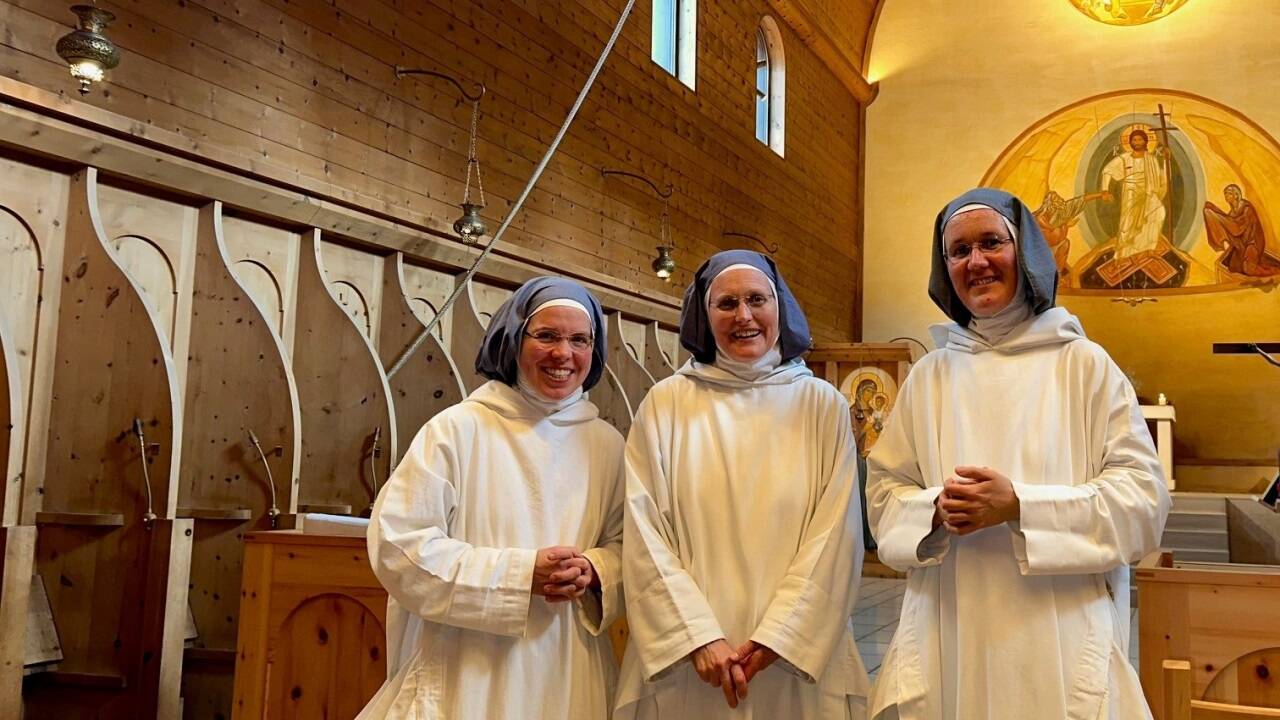 Sr. Verita, Priorin Sr. Birgit und Sr. Avital (von rechts) in der Klosterkirche auf der Kinderalm. 