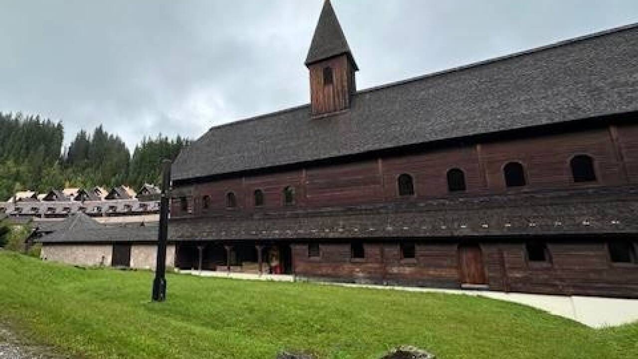 Die Klosterkirche wurde komplett aus Holz erbaut und 2008 eingeweiht. 