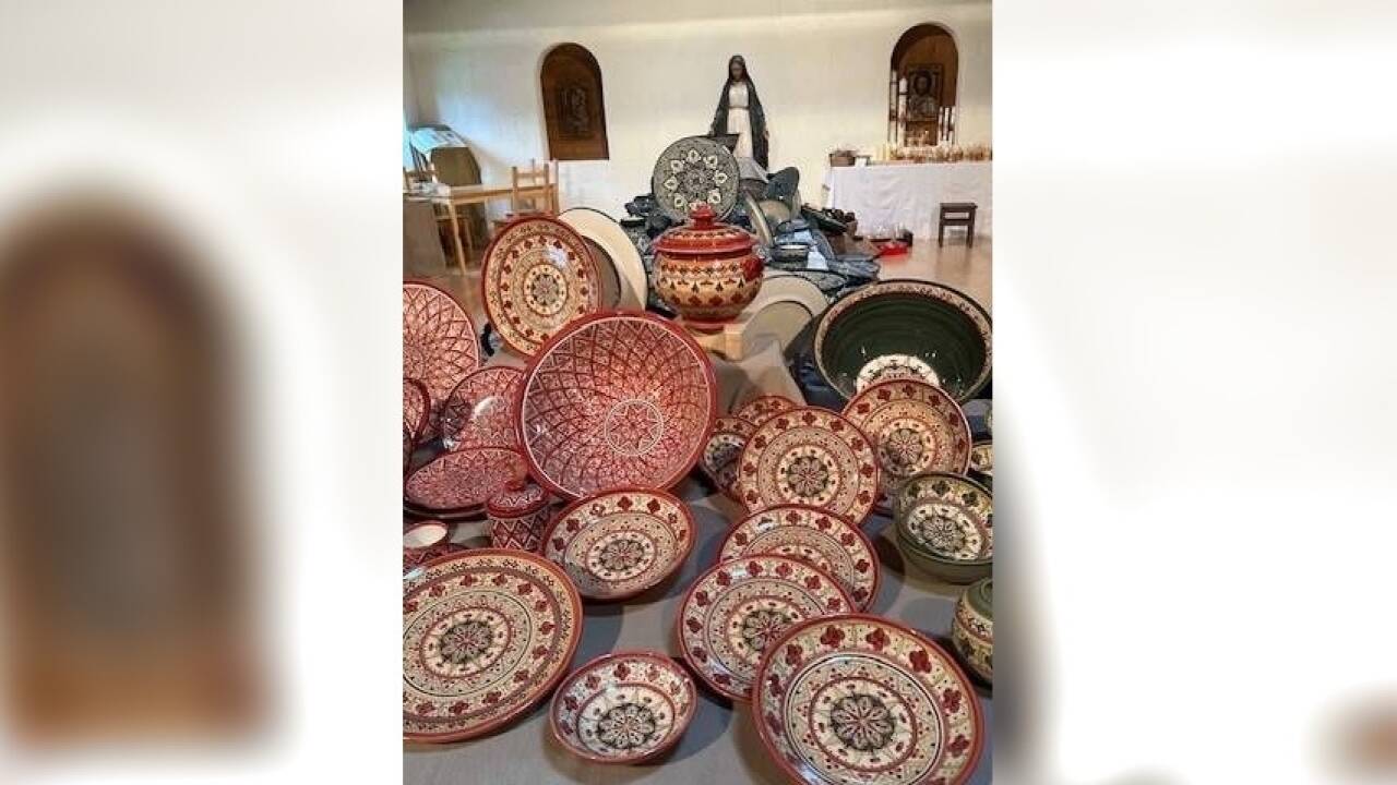 In Ihren Klosterladen verkaufen die Ordensfrauen unter anderem kunstvoll bemalte Keramik sowie Ikonen. 