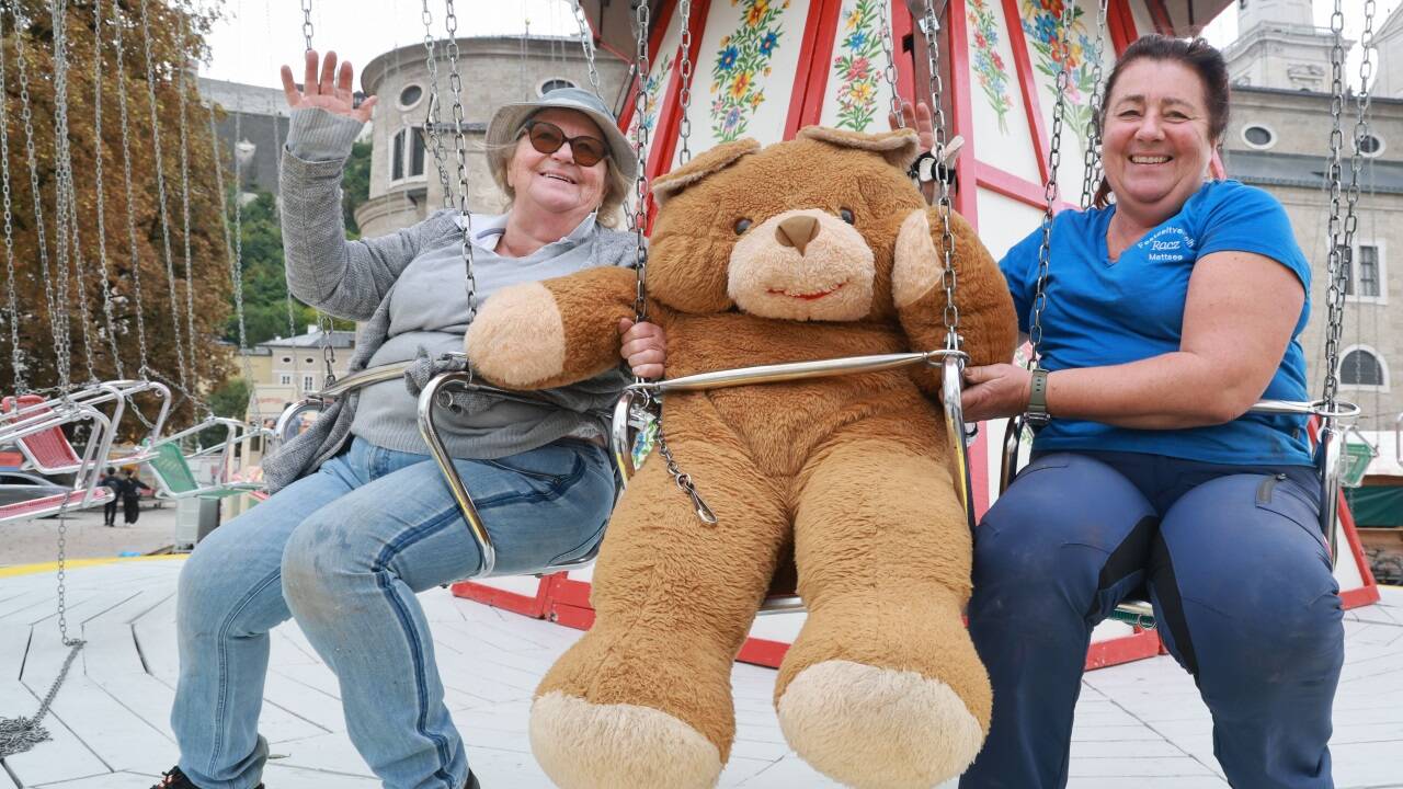 Johanna Racz (l.) und Tochter Manuela samt Teddy am Kettenkarussel.  