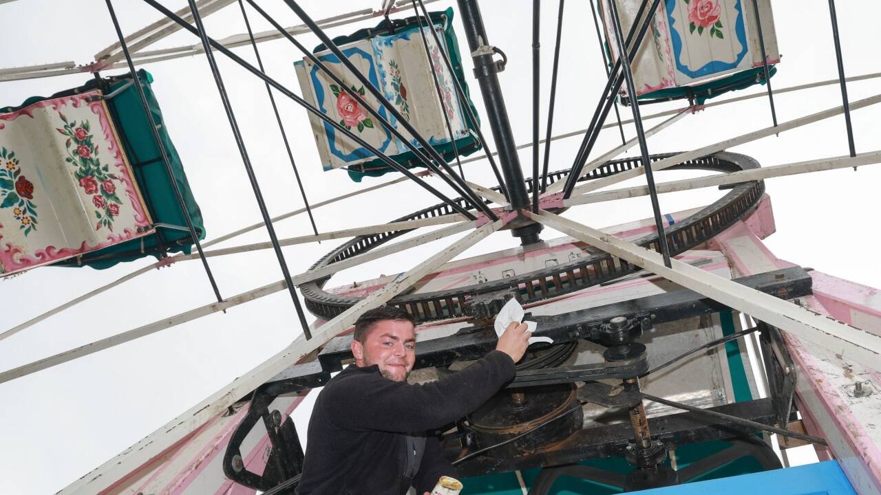 Kevin Gschwandtner schmiert den Antrieb für das Riesenrad.  