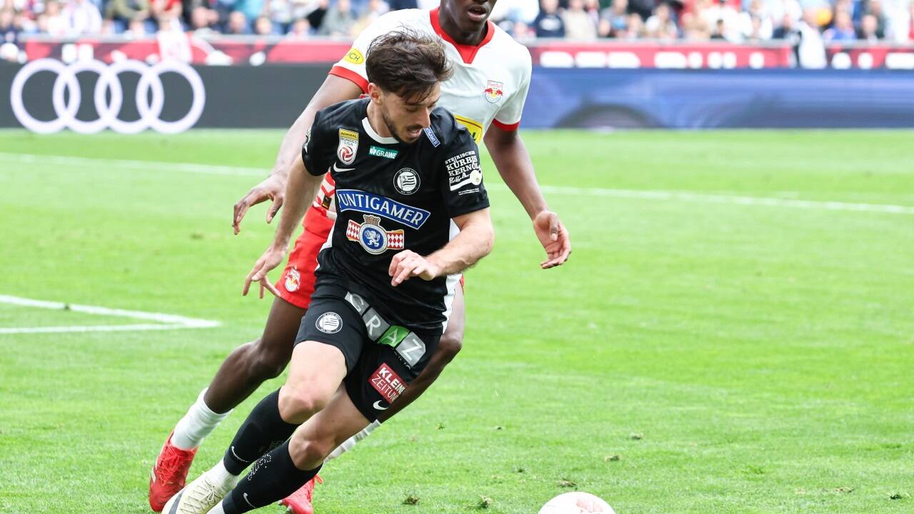 Bullen-Verteidiger Joane Gadou will am Samstag Sturm-Spielmacher Otar Kiteishvili (vorne) stoppen.  
