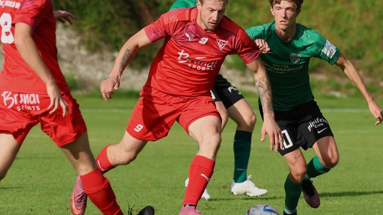 Bernhard Kreidl (links) und Co. führen die Tabelle der 2. Landesliga Süd an. 