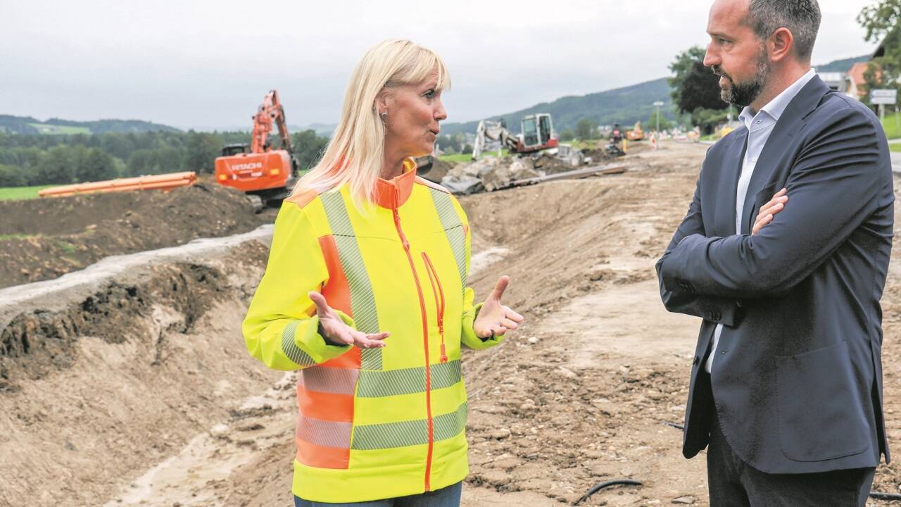 Bürgermeisterin Waltraud Brandstetter besichtigte mit LH-Stv. Stefan Schnöll die Baustelle. Er betonte die Wichtigkeit des neuen Geh- und Radwegs für die Verkehrssicherheit 