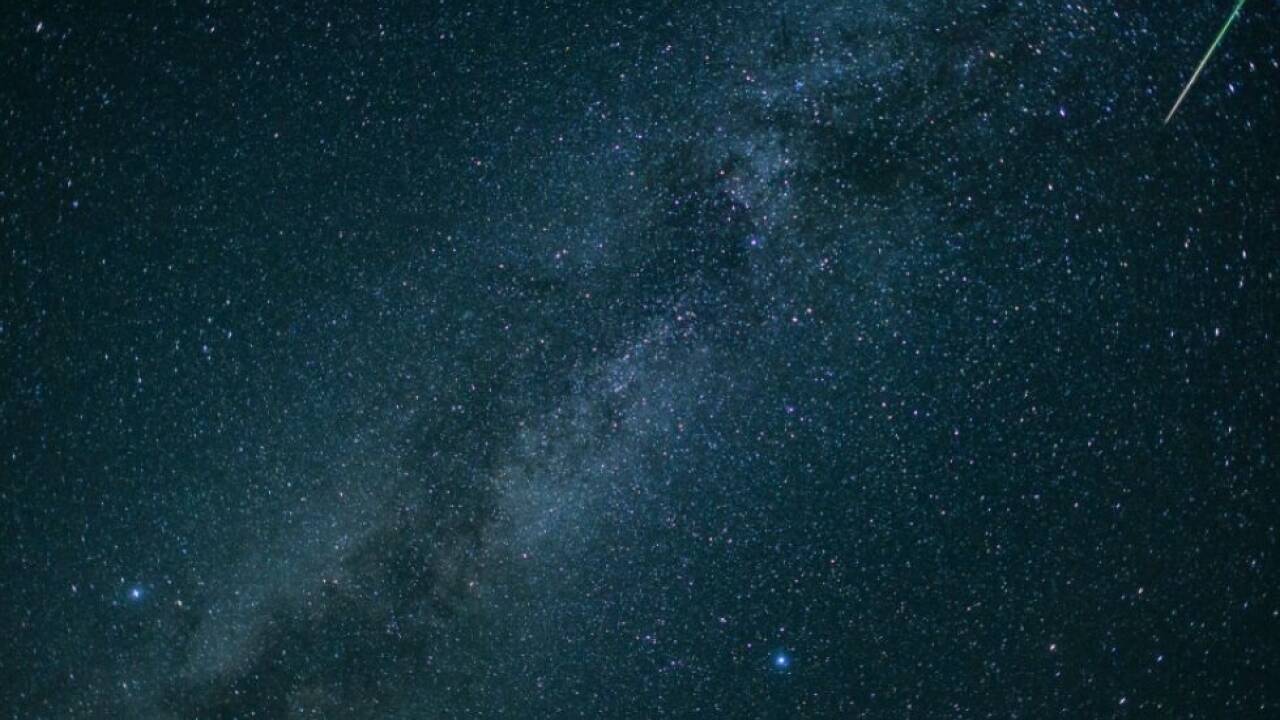 Helle Jungsterne und dichte Staubwolken 