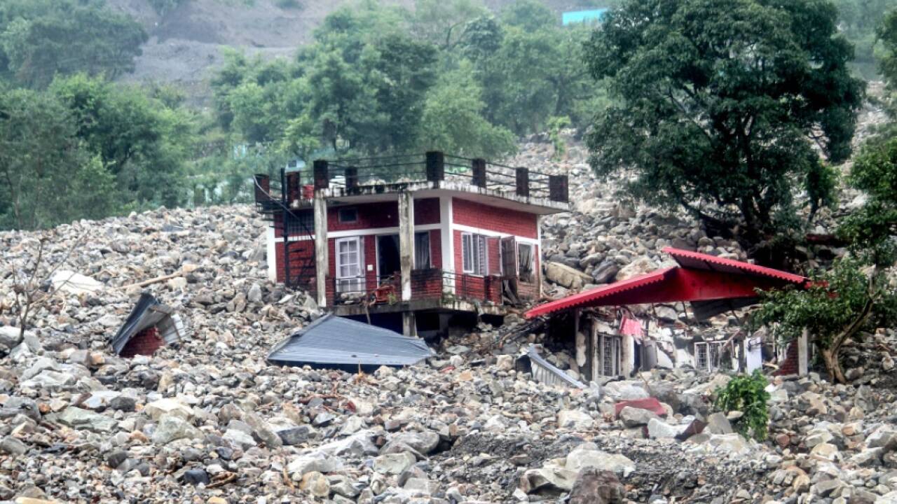 Von Geröllmassen zerstörtes Wohnhaus in der Region Dehradun 