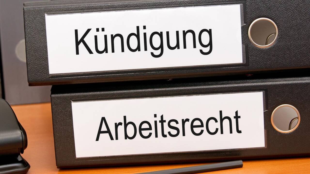 Rein rechtlich schreibt das Gesetz keine bestimmte Form für eine Kündigung vor. 