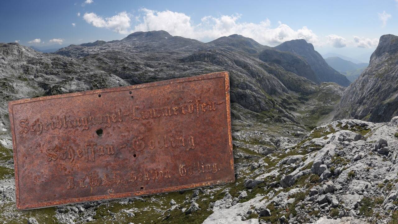 Auf dem Hochplateau des Tennengebirges wurde das Schild gefunden. Den alpinen Steig, den es einst beschilderte, gibt es noch heute. 
