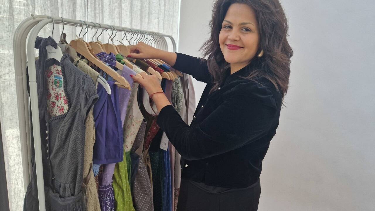 Patricia Fichter im Worqspace in der Auerspergstraße vor einer „Ladung“ gebrauchter Dirndlkleider 