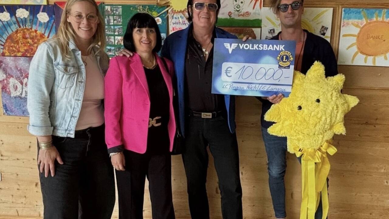 Rusty und seine Partnerin Petra Egel übergaben den Scheck an Daniel Krenn und Elisa Leitner von der Sonneninsel.  
