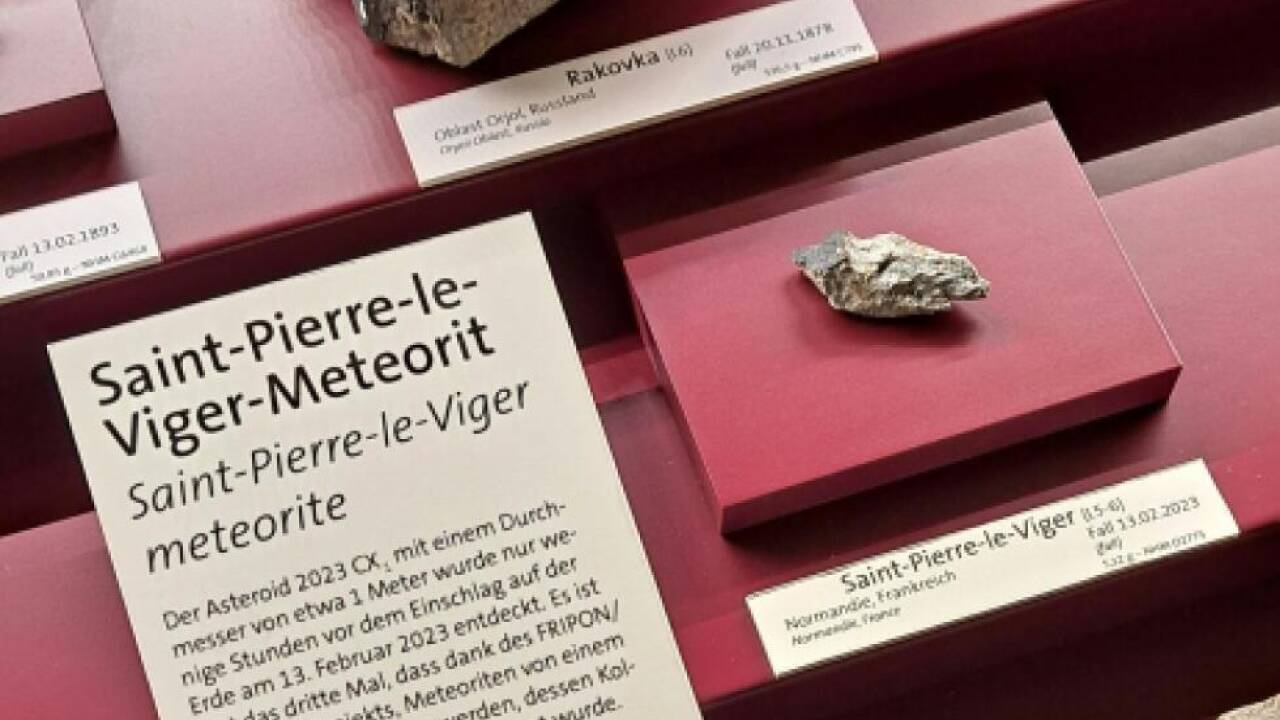 Das 5,12-Gramm-Fragment in der Vitrine 80 im NHM-Meteoritensaal 