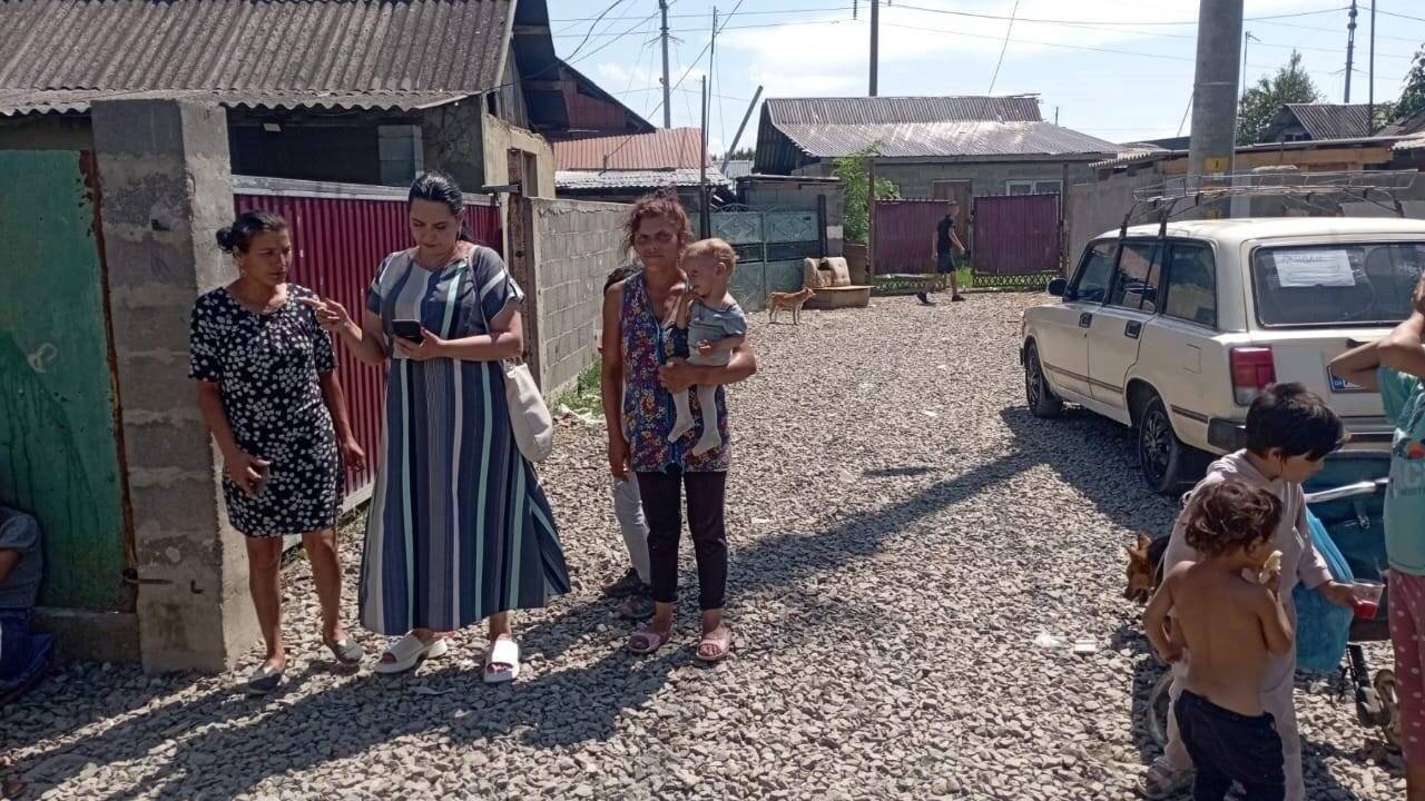 Rada Kalandija, in der Mitte der Frauen, bei einem Besuch in der Roma-Siedlung Mukachevo.. 