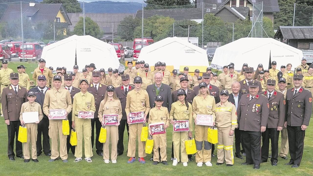 Die Gruppe aus St. Michael siegte bei der Lagerolympiade vor St. Andrä und Mauterndorf. Im Bild Vertreter der neun Gruppen mit Ehrengästen und Funktionären. Die Gruppe aus St. Michael siegte bei der Lagerolympiade vor St. Andrä und Mauterndorf. Im Bild Vertreter der neun Gruppen mit Ehrengästen und Funktionären.