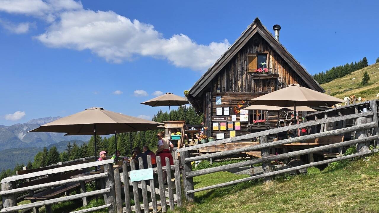 Ein großer Trumpf im Lungauer Tourismus sind die bewirtschafteten Almen wie im Bild die Halterhütte am Fuße des Speierecks. 
