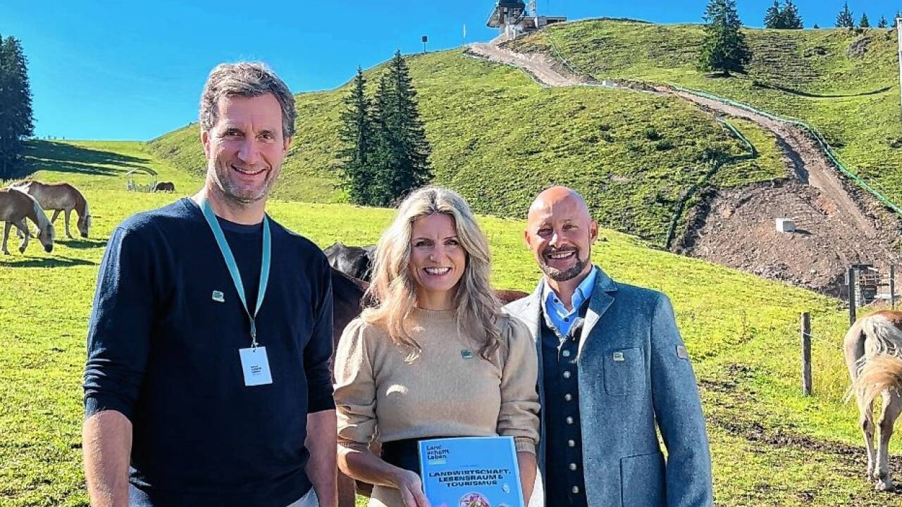 Malerische Almkulisse und im Hintergrund die Liftbaustelle: Timo Küntzle, Maria Fanninger und Hannes Royer vom Verein „Land schafft Leben“ vor der Liftbaustelle am Donnerkogel. 