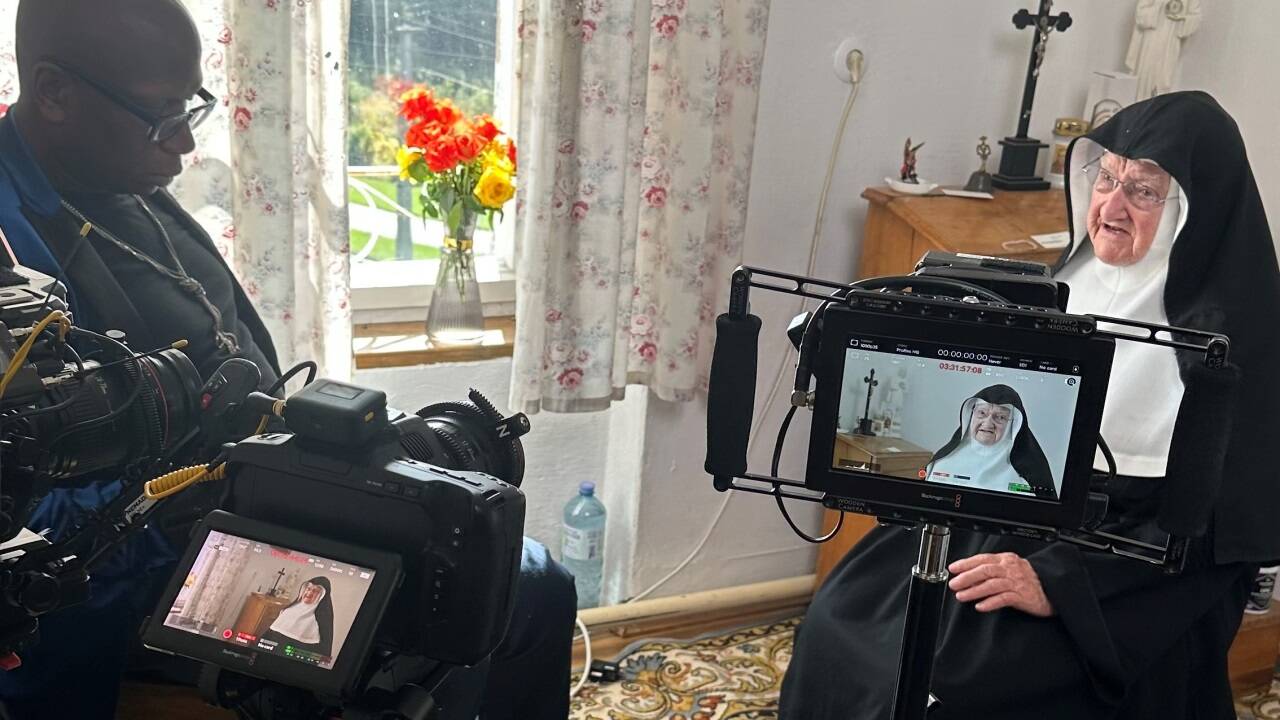 Der amerikanische Dokumentarfilmer Brad Bailey im Gespräch mit Schwester Bernadette in Goldenstein. Gefilmt hat der Salzburger David Neumayr (Nemada Filmproduktion).  