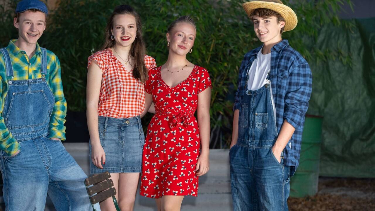„Rock of Ages“: Johnny (Jakob Weigl), Sherrie (Viktoria Starlinger), Mutter (Emilie Rose Eloy), Vater (Christian Werlberger)  