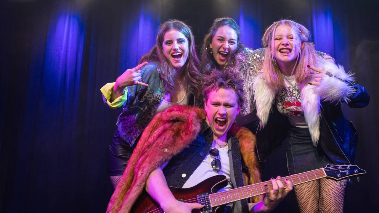 „Rock of Ages“: Stacee Jaxx (Xaver Regensburger) ist der große Rockstar, Dolores (Marie Klinger, li.), Justice (Magdalena Pöttler, mi.) und Constance (Marie Waldstein-Wartenberg, re.) haben einen Plan mit ihm 