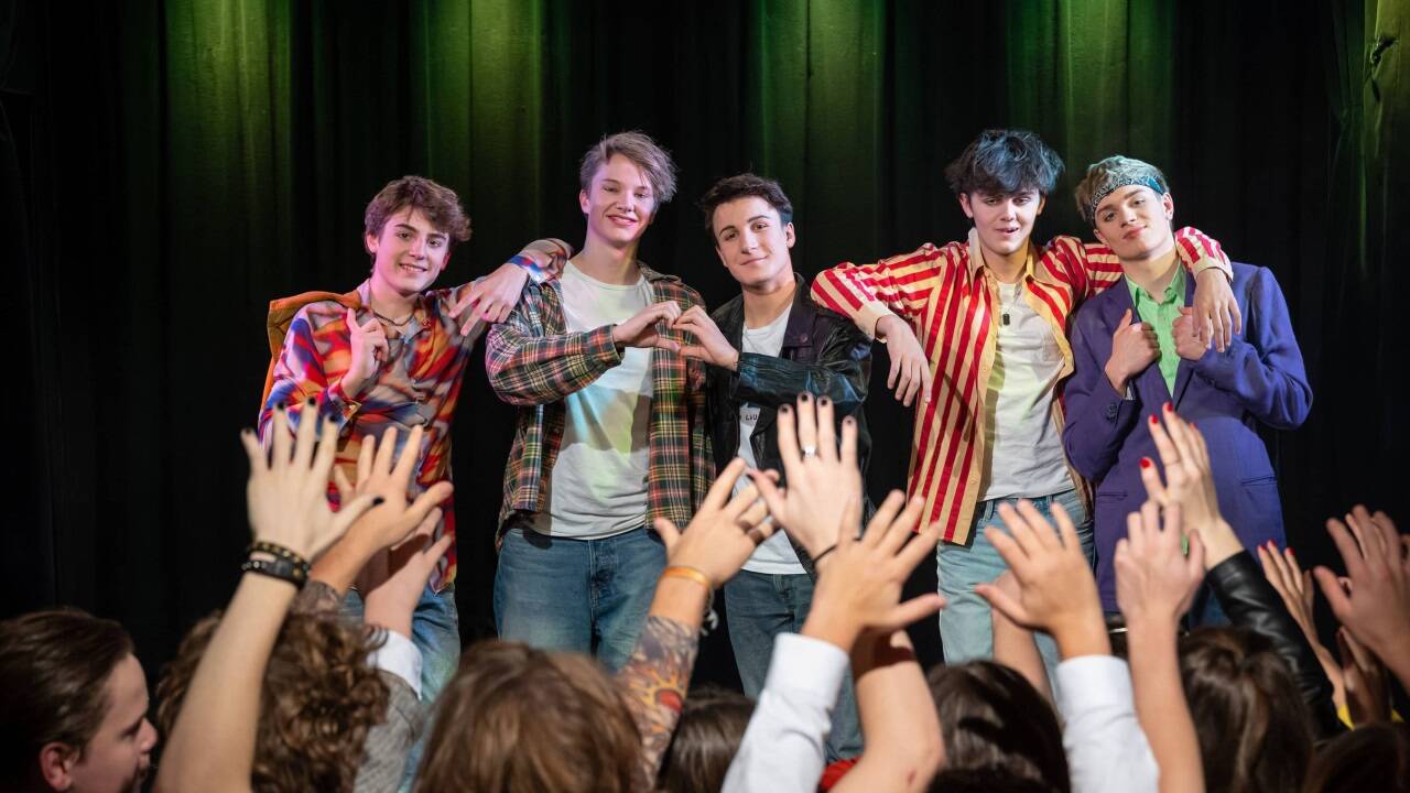 „Rock of Ages“: Die Traumschwiegersöhne als Boyband „Streetboyz“ (v.li.n.re.): Christian ‚Werlberger, Kilian Mühlbacher, Dorian Pavković, Matteo Reichl, Maximilian Weissenbacher,  