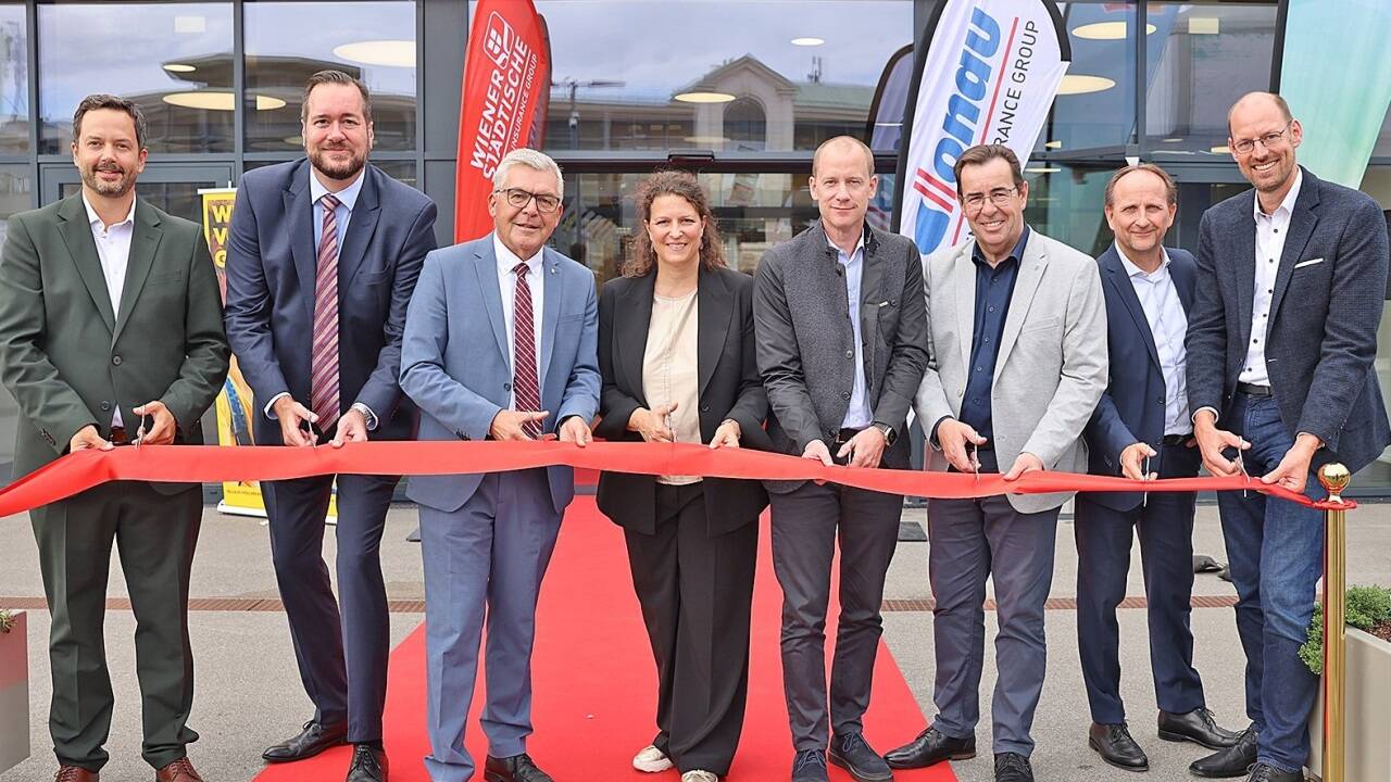 Im Bild von links: Andreas Kriechhammer (aresa), Harald Bauer (dm), Landesrat Josef Schwaiger, Sonja Raus (Wiener Städtische), Wolfgang Petschko (DONAU Versicherung), Andreas Hasenöhrl (Bürgermeister Wals), Dieter Wasserburger (Rewe), Günther Böhmüller (Fressnapf). 