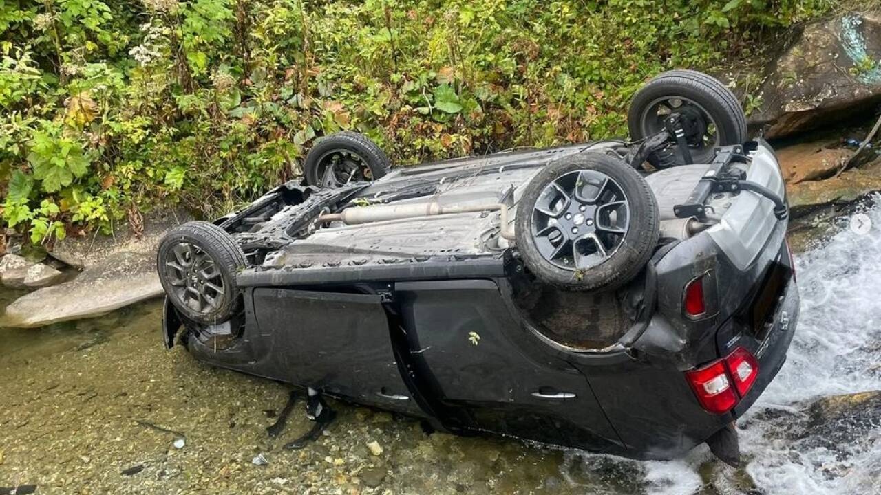 Das Fahrzeug stürzte in die Taurach. 