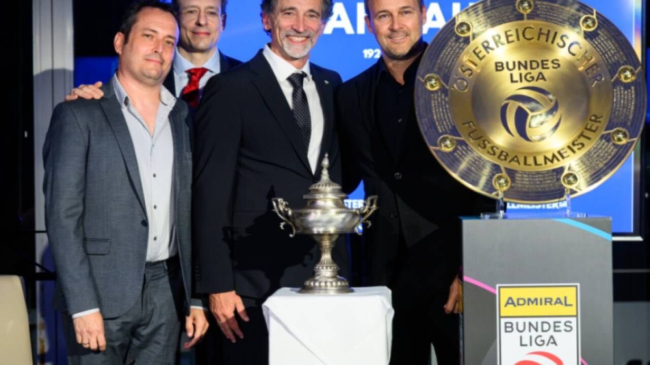 Der alte Meisterpokal (Mitte) neben dem aktuellen Meisterteller 