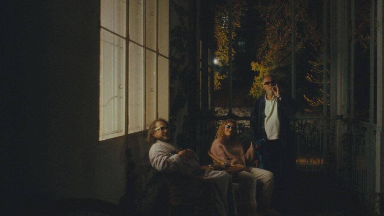 Bilder zum Film „How to be Normal and the Oddness of the Other World“ 