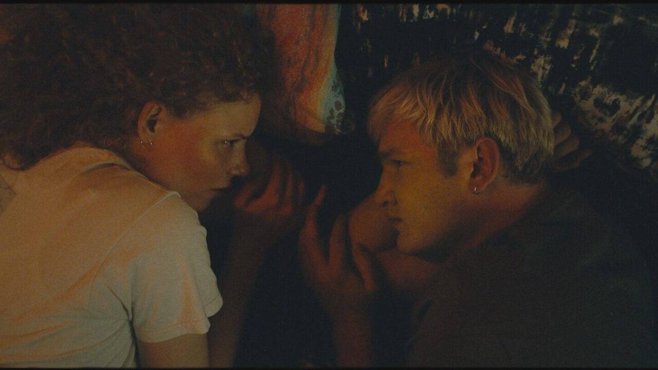 Bilder zum Film „How to be Normal and the Oddness of the Other World“ 