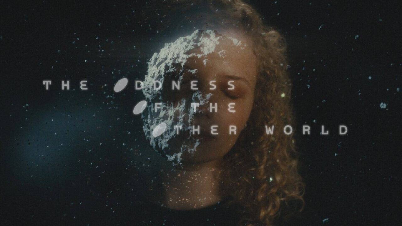 Bilder zum Film „How to be Normal and the Oddness of the Other World“ 
