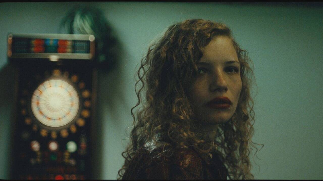Bilder zum Film „How to be Normal and the Oddness of the Other World“ 