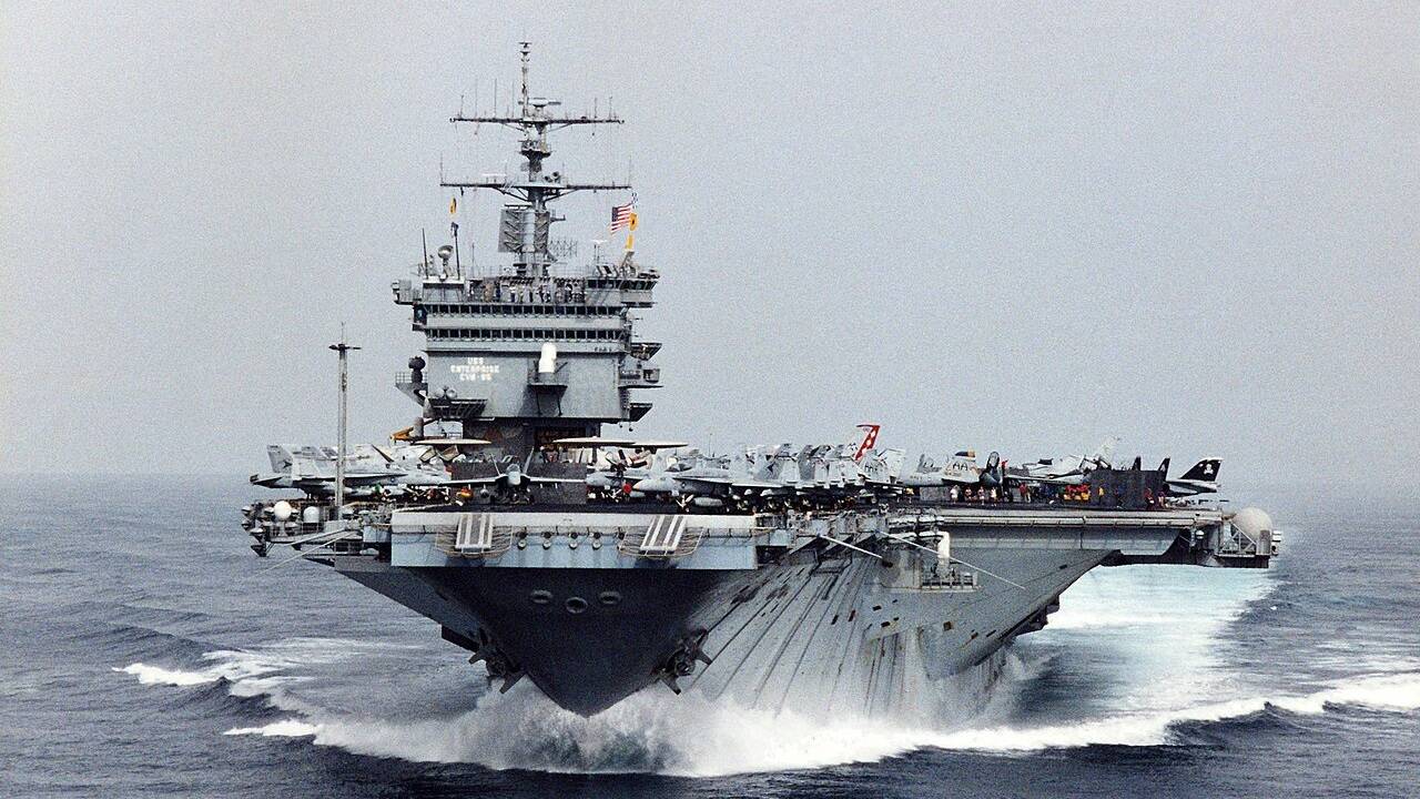 1960: In Newport News/Virginia läuft der erste atomgetriebene amerikanische Flugzeugträger, die „Enterprise“, vom Stapel. 