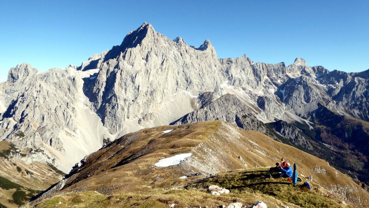 Dachstein und Torstein (Bildmitte) dominieren das nordseitige Gipfelpanorama vom Rötelstein.  
