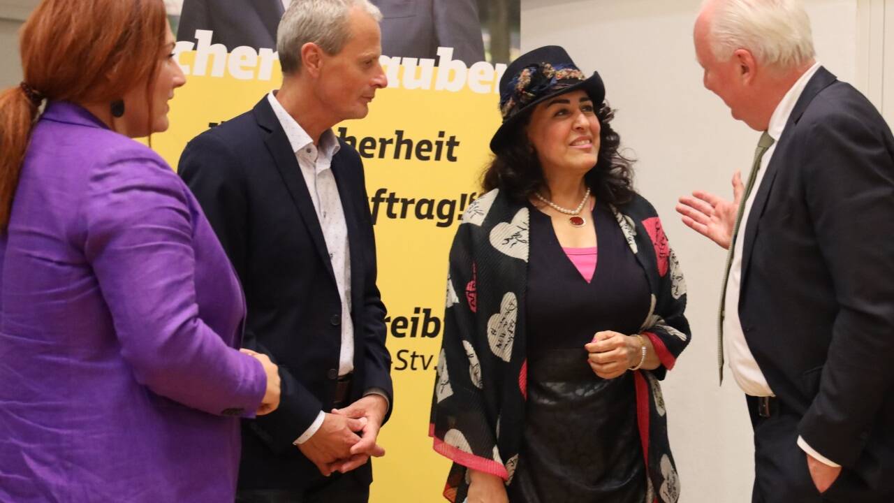 Vizebürgermeister Florian Kreibich und Polizeikommandant Manfred Lindenthaler im Gespräch mit Mahnaz Danesch. 