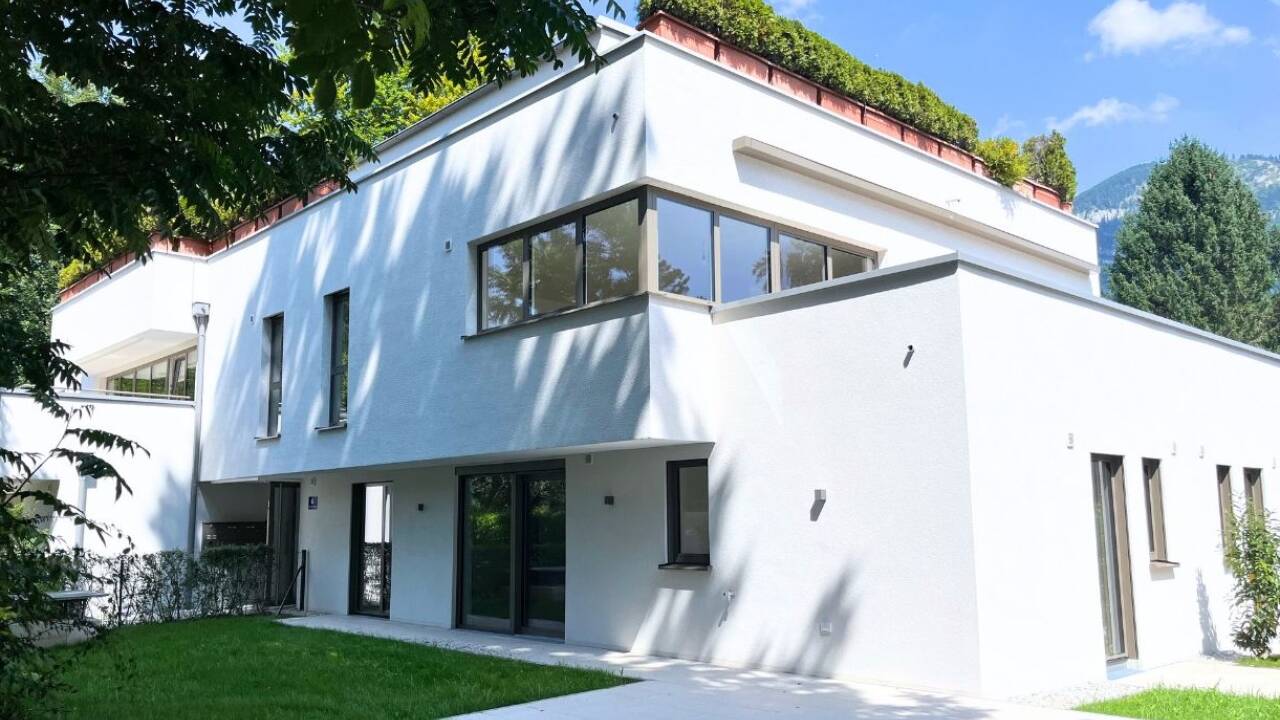 Ein Umbau wie ein Neubau. Die Fassade ist abgesehen von graubraunen Fensterrahmen komplett weiß. 