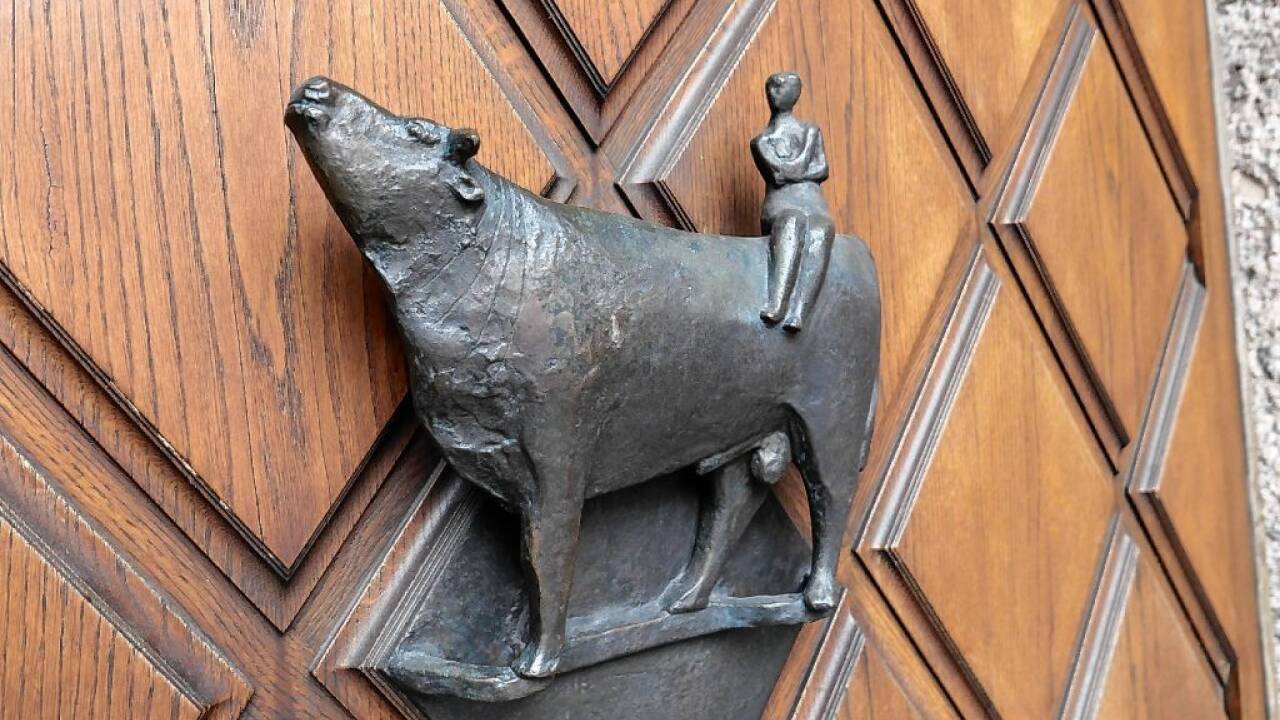 Diese Bronzeplastik ziert ein Portal des Großen Festspielhauses in Salzburg.  