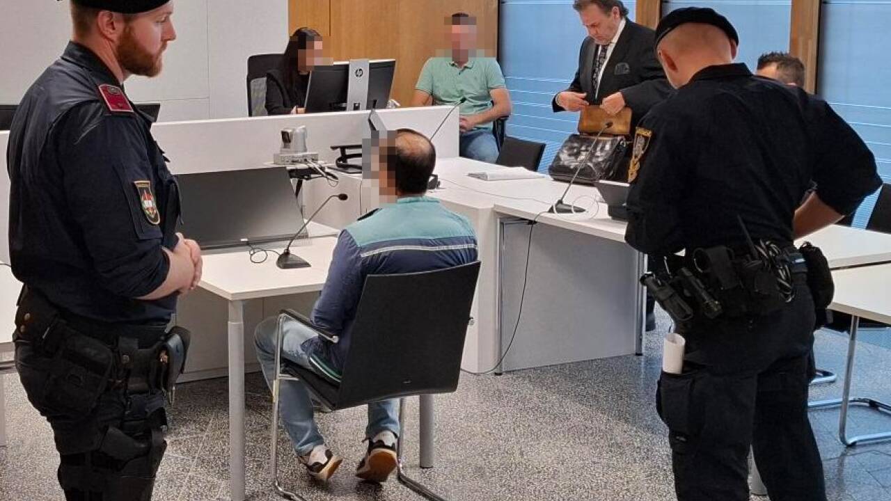 Der 44-jährige Erstangeklagte unmittelbar vor Beginn des Prozesses am Salzburger Landesgericht. 
