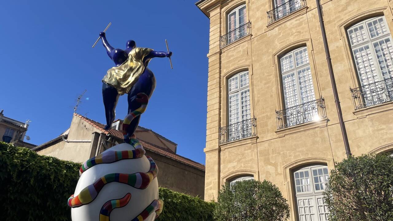 ...begegnet man auch anderen Großen der Kunstwelt, etwa Niki de Saint-Phalle, hier eine ihrer „Nanas“ vor dem Caumont Centre d’Art. 